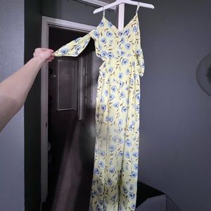 A beautiful yellow summer dress with blue roses💙